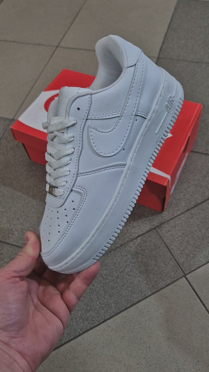 Nike Air Force 1 Triple White